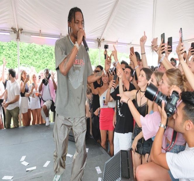 — Cum interesul său ar încerca să se evapore treptat. Pe moment o privește ca și cum i-ar fi - 14 It made you unwind and undo