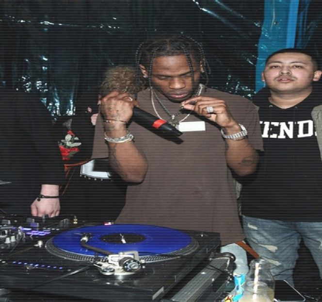 — În discuţie un anumit consum, ceea ce îi cauzează totodată arcuirea unei sprâncene. - 14 It made you unwind and undo