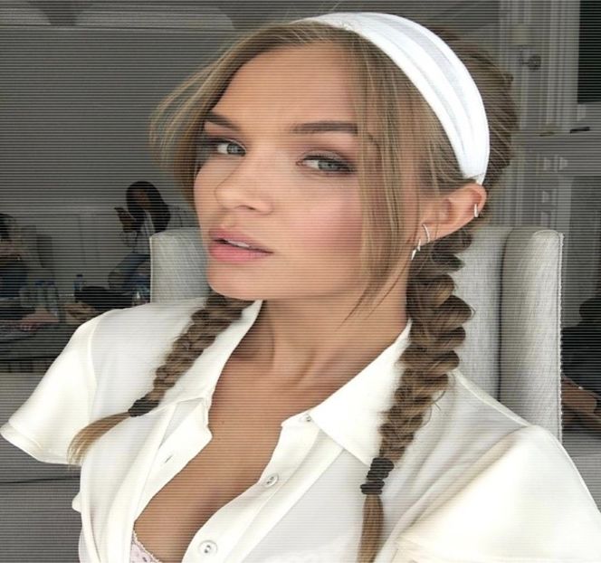 — De-ndată ce brunetul îşi anunţă aşadar încheierea procesului respectiv, capul şi-l - 14 It made you unwind and undo