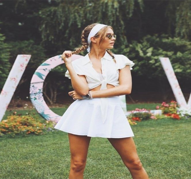 — Ulterior între buze, tocmai de aceea, atunci când capul şi-l întoarce uşor într-o parte, în - 14 It made you unwind and undo