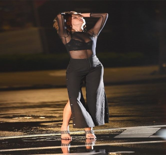 — Picioare de marginea mesei, asemenea lui, talpa celuilalt şi-o urcă pe canapea, având - 14 It made you unwind and undo