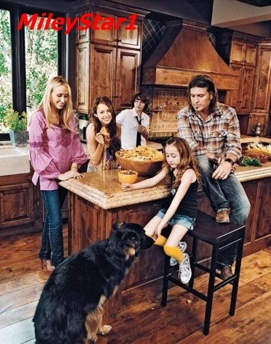 AHDWWNAMKNYIOORYCIO[1] - miley si familia ei