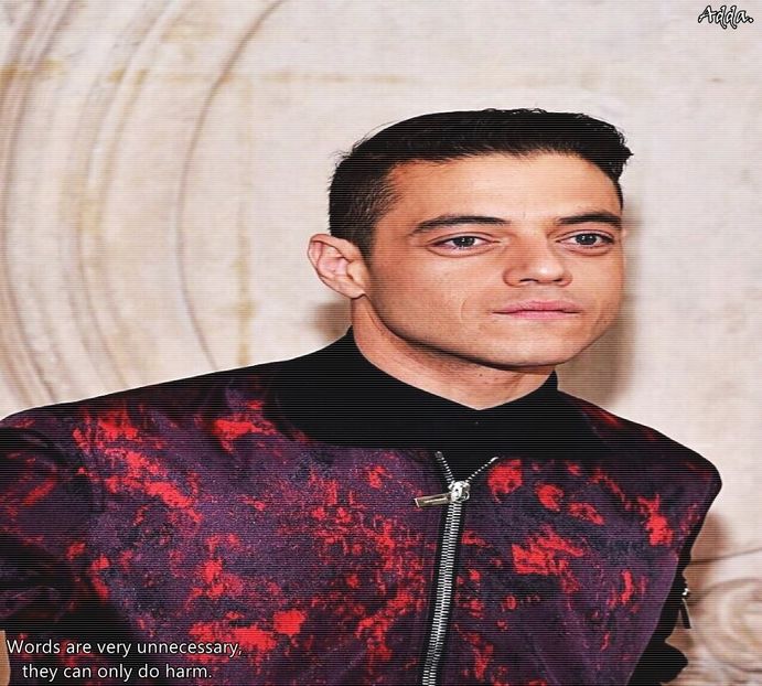 》 farfuriei ce-i este pusă apoi în față. Surâde și ia cuțitul și furculița, tăiându-și o bucățică - S01E02 x Postcards from the Edge