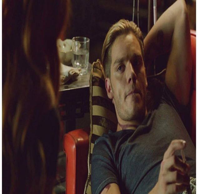 ̷♡̷ ⍮αιηяσʇιƖαɔ⑇eyes٦̷ să alerge în partea opusă lor când o aude pe Hayley. „Îmi pare rău, - S01E02 x Postcards from the Edge