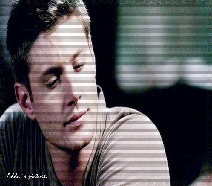 ᵉᵐ》#Se uită scurt spre mulțimea de la bar, apoi se uită iar către Jo și surâde. "Am zis-o în spirit - S01E02 x Postcards from the Edge