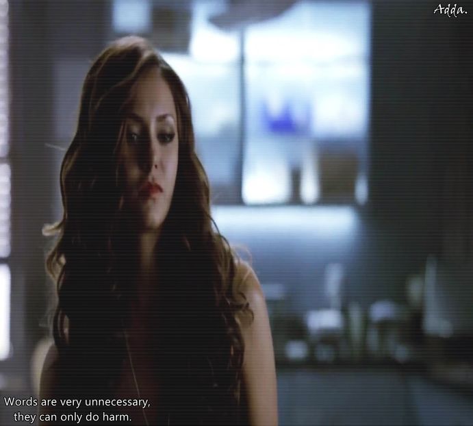 》#Se uită în jur când pomenește de Aaron și-l vede dormind cu capul pe o masă și râde. - S01E02 x Postcards from the Edge