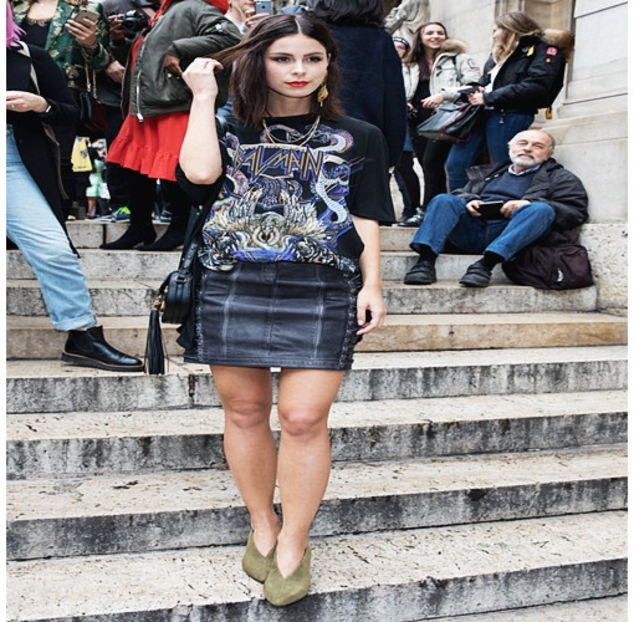 ̷♡̷ ⍮αιηяσʇιƖαɔ⑇eyes٦̷ Zâmbește slab când îl aude cum vorbește de el și sora lui și se uită - S01E02 x Postcards from the Edge