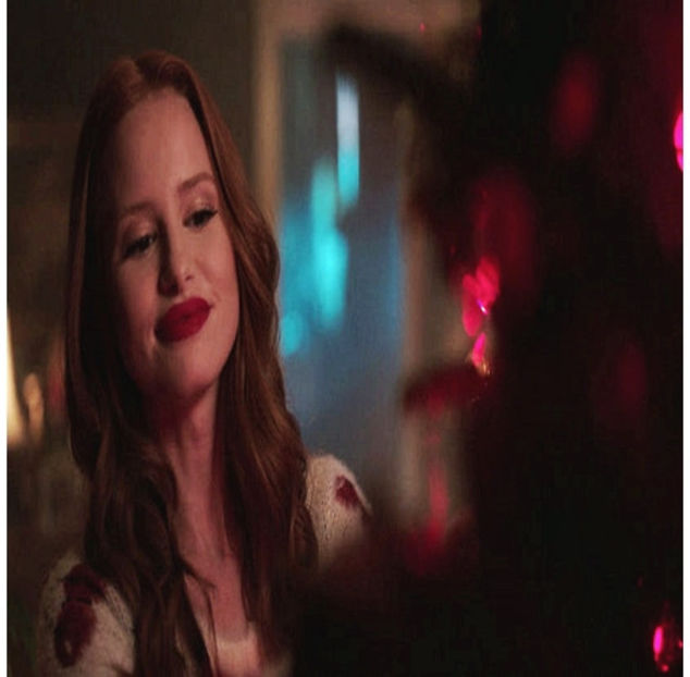 ̷♡̷ ⍮αιηяσʇιƖαɔ⑇eyes٦̷ În momentul în care o trage și mai aproape, roșcata își duce picioarele - S01E02 x Postcards from the Edge