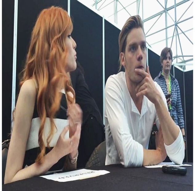 ̷♡̷ ⍮αιηяσʇιƖαɔ⑇eyes٦̷ „E faza că mie nu-mi place să mor de mâna altuia, știi? Christina și Chris - S01E02 x Postcards from the Edge