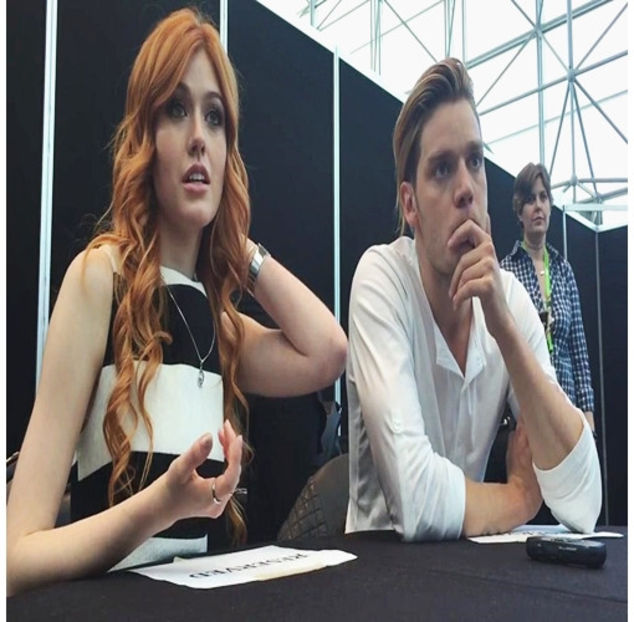 ̷♡̷ ⍮αιηяσʇιƖαɔ⑇eyes٦̷ aude întrebarea își rotește scurt ochii. „Fiecare cu preferințele lui, nu?” - S01E02 x Postcards from the Edge