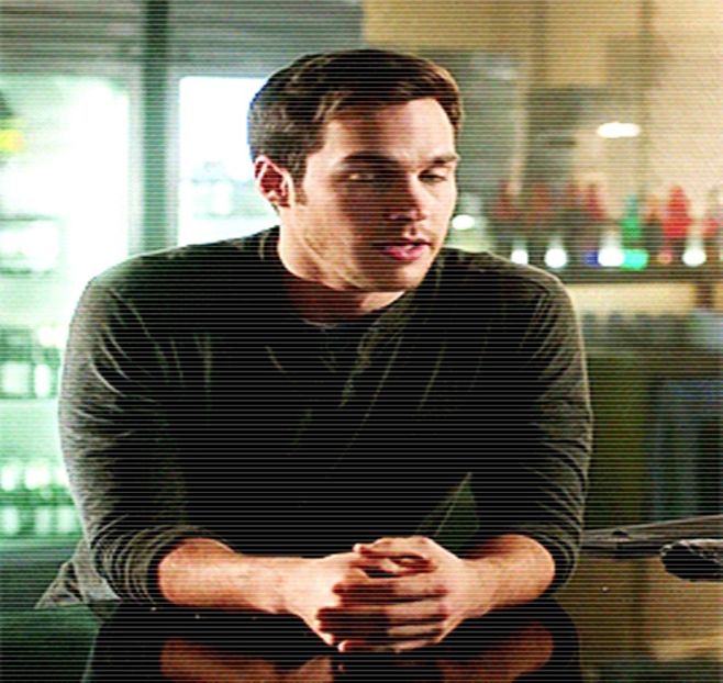 ━ # Îşi lasă capul pe spate şi prinde din instinct în palma dreaptă sticla când i-o aruncă, - S01E02 x Postcards from the Edge