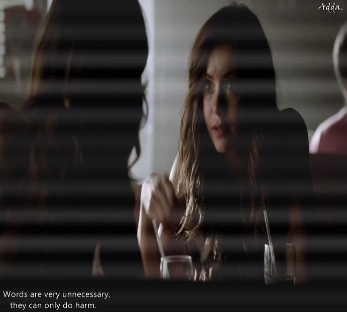 》#Își ia și ea o sticlă și vine la masă, se așează pe scaunul din fața lui. Deși erau ca șoarecele - S01E02 x Postcards from the Edge