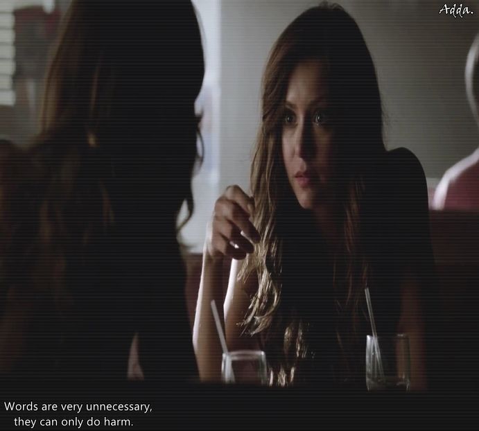 》din gene, apoi desface sticla ei de bourbon și ia o gură, trântind-o apoi pe masă. Se uită - S01E02 x Postcards from the Edge