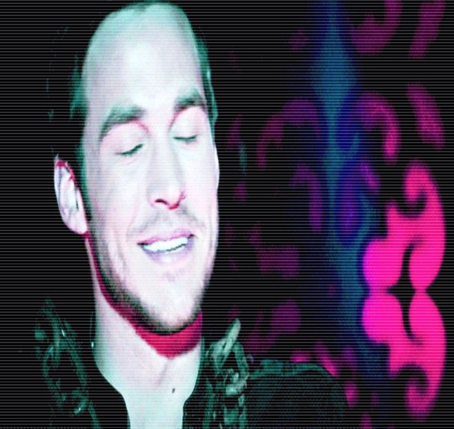 ━ # O simte că vine şi se aşează în faţa lui dar nu reacţionează, rămâne cu ochii închişi şi când - S01E02 x Postcards from the Edge