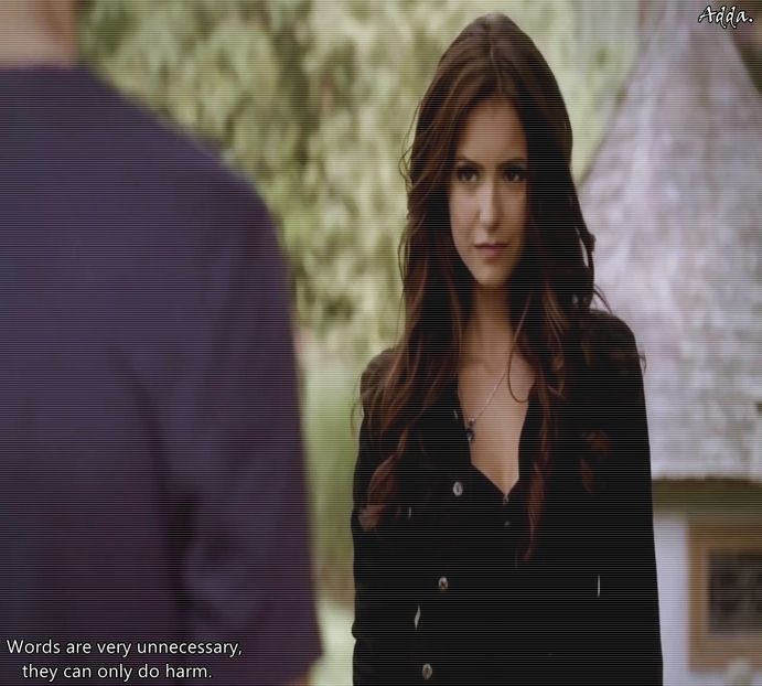 》#Se uită în continuare la el și-și înclină capul, jucându-se cu capacul sticlei ei. Apucă - S01E02 x Postcards from the Edge