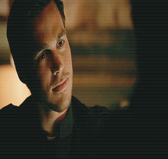 ━ Pe călcâie și se îndreaptă spre masă, dar ocoloește și se oprește în spatele ei, se apleacă - S01E02 x Postcards from the Edge