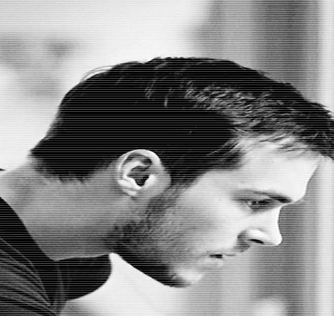 ━ Doar, una din două.. =))))))" Ridică acum paharul pe care i-l pusese ei în faţă şi bea el din - S01E02 x Postcards from the Edge