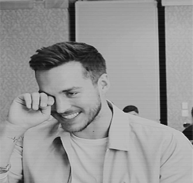 ━ Dacă aș fi vrut s-o fac?..." Îşi prinde bărbia în palma liberă şi şi-o freacă gânditor, privind-o - S01E02 x Postcards from the Edge