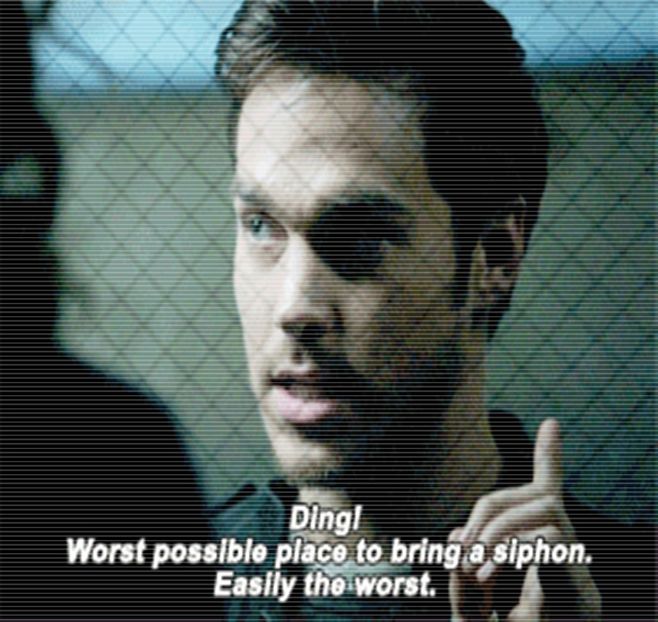 ━ Tocmai își dusese sticla la gură să mai dea o înghițitură pe gât, dar îi rămâne alcoolul în gât - S01E02 x Postcards from the Edge