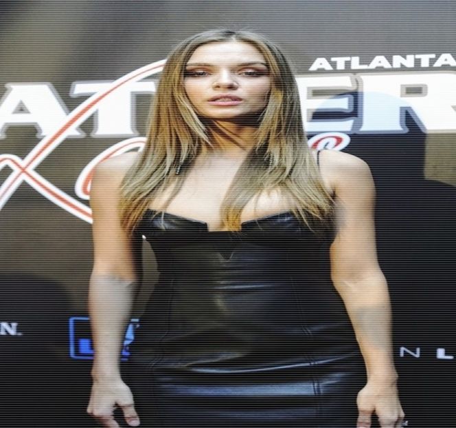 — Pieptul revenindu-i presat de pielea lui tatuată, un adevărat contrast al nuanţei putând - 14 It made you unwind and undo