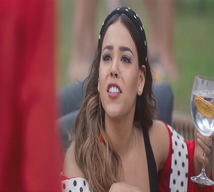 ― E urâtă nu? ȘTIU CĂ E URÂTĂ!" - xE07xS01 haters gonna h a t e