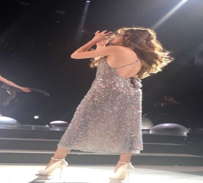 — Le salută pe cele două și decide să-i răspundă ea Nadiei. „Aparent, fratele tău s-a cu- - xE07xS01 haters gonna h a t e