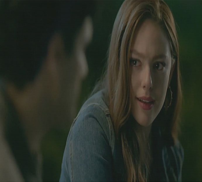 ― Se topește toată când îi șoptește în ureche, apoi se încruntă când vede că e toată - xE07xS01 haters gonna h a t e