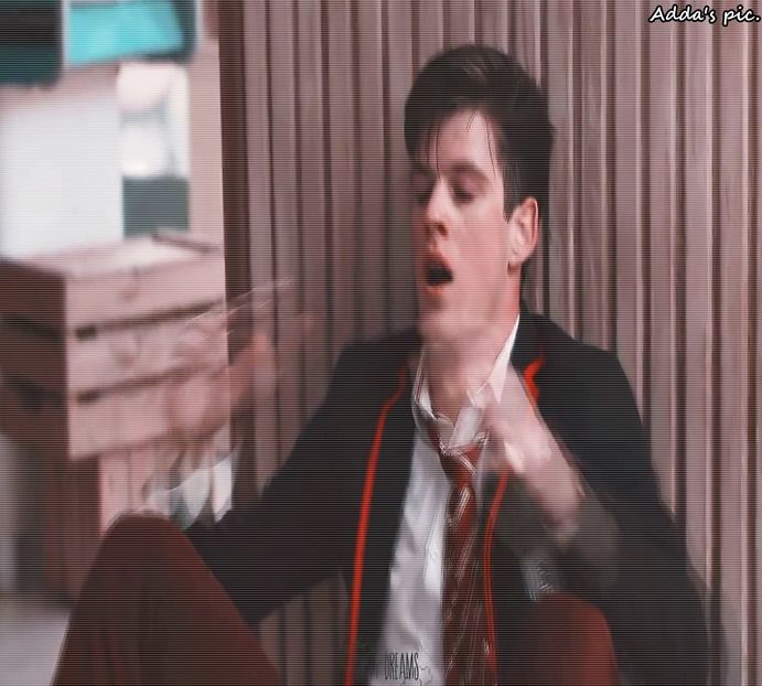 》#Se prelinge IP de perete și stă acolo, uitându-se în sus la ea. "EȘTI AGRESIVĂ CU - xE07xS01 haters gonna h a t e