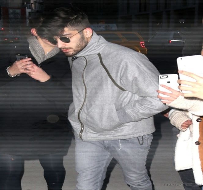 — Poziţionat în dreptul uşii, privirea şi-o coboară asupra adidaşilor, timp de aproximativ - 14 It made you unwind and undo