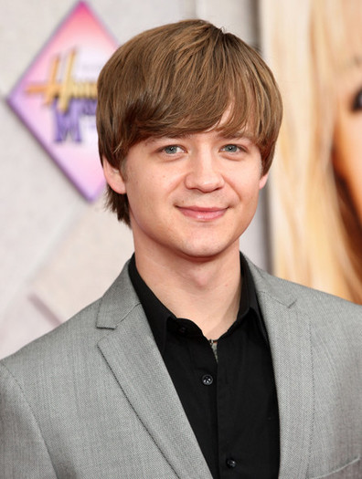 Premiere+Walt+Disney+Pictures+Hannah+Montana+4ULcMsdgAx_l - Jason Earles