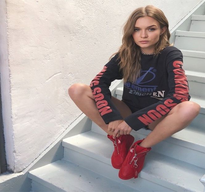 — Cu buricele a două degete îşi prinde piramida nazală, închizându-şi astfel ochii preţ de - 14 It made you unwind and undo