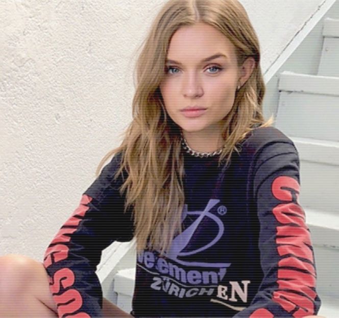 — de sec, ce-i drept. Buza inferioară şi-o umezeşte cu ajutorul limbii, gest în urma căruia - 14 It made you unwind and undo