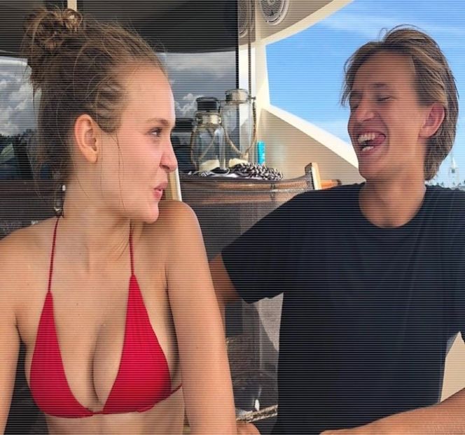 — Şi deşi preţ de câteva secunde ochii îi rămân aţintiţi asupra alor săi, în cele din urmă sfâr- - 14 It made you unwind and undo