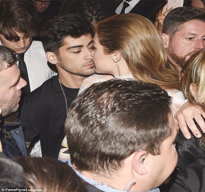 — I-l oferise acesteia şi care îi fusese înapoiat odată cu scena din restaurant. Inel care, în - 14 It made you unwind and undo