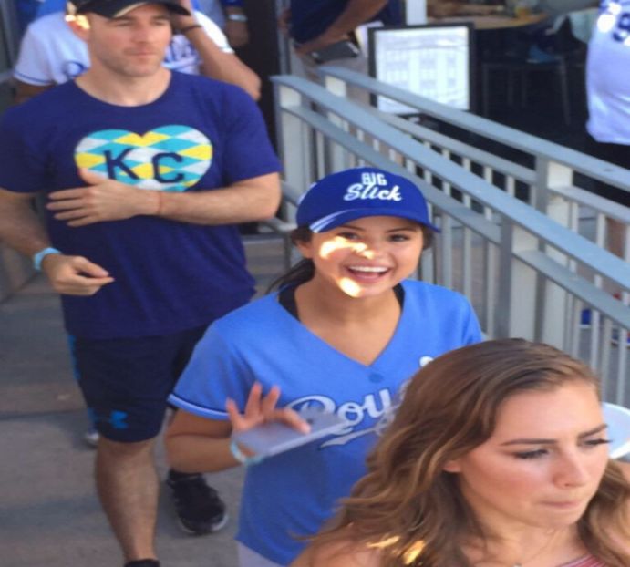 — Tresare în urma reacției Alessandrei și privește destul de sceptic, dar nu pune vreo în- - xE07xS01 haters gonna h a t e