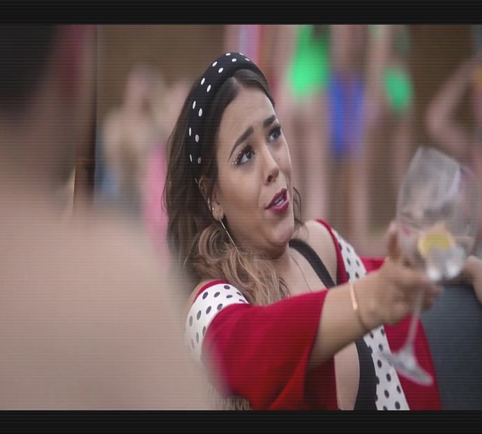 ― Tresare în urma gestului Alessandrei, ducându-și mâna liberă în partea inimii. "Alessa, - xE07xS01 haters gonna h a t e