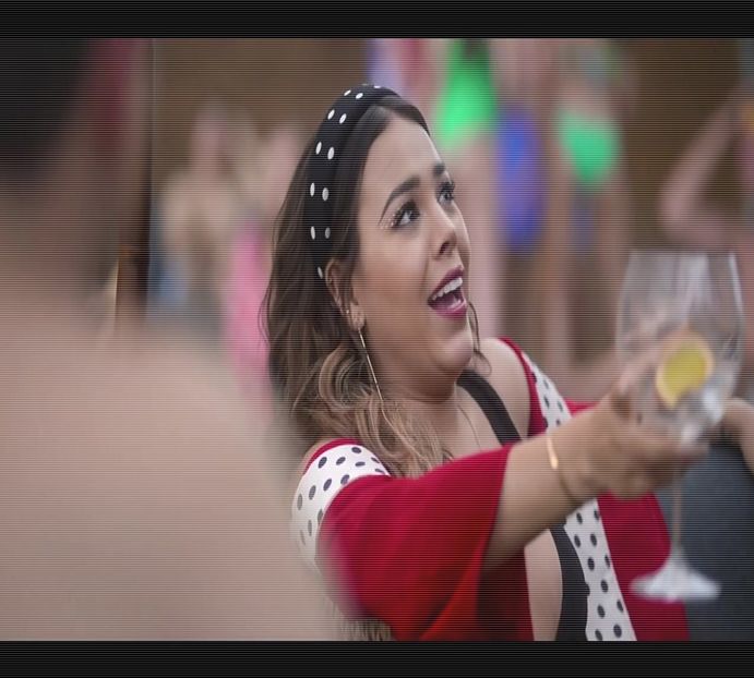 ― apărându-i pe chip. "Dragul meu, petrecerile sunt specialitatea mea!" îi face cu ochiul - xE07xS01 haters gonna h a t e