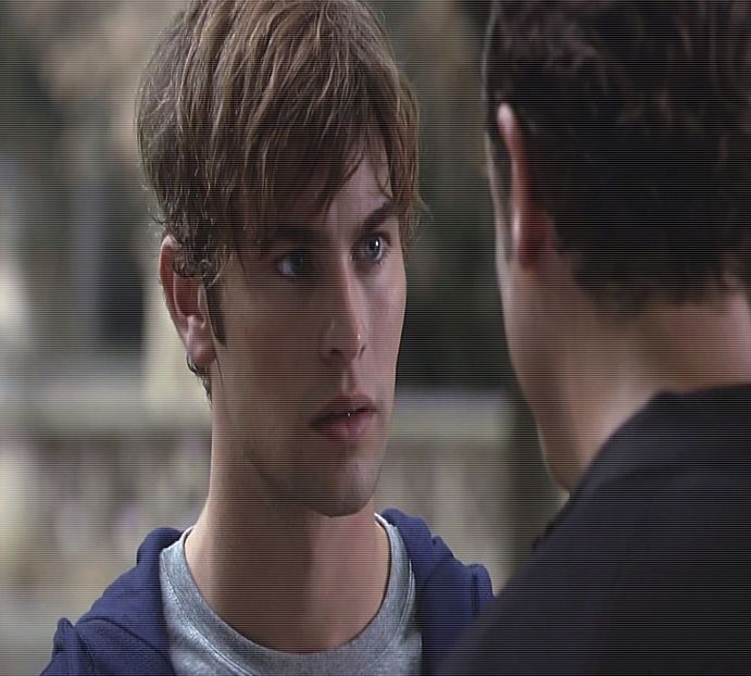 ― Se încruntă în urma remărcii Selenei. "E vina voastră că am devenit așa!" Ascultă cu - xE07xS01 haters gonna h a t e