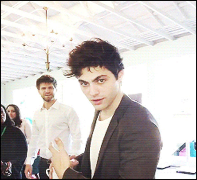 ― tunând și fulgerând în drum spre bar. Era clar că acolo avea să fie, și jegoasa aia de Devonne - xE07xS01 haters gonna h a t e