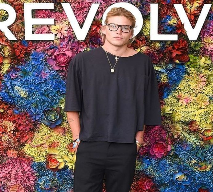 ― Se comportă ca un copil bosumflat, și anume se face mic pe canapea și-și încrucișea- - xE07xS01 haters gonna h a t e