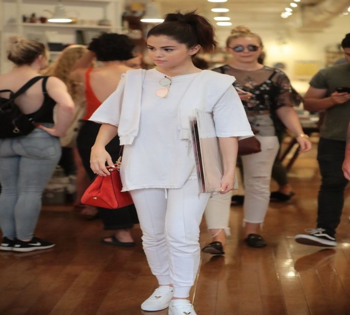 — prind de încheietura mâinii și înainte să-l tragă afară după ea, rostește „Noi doi trebuie - xE07xS01 haters gonna h a t e