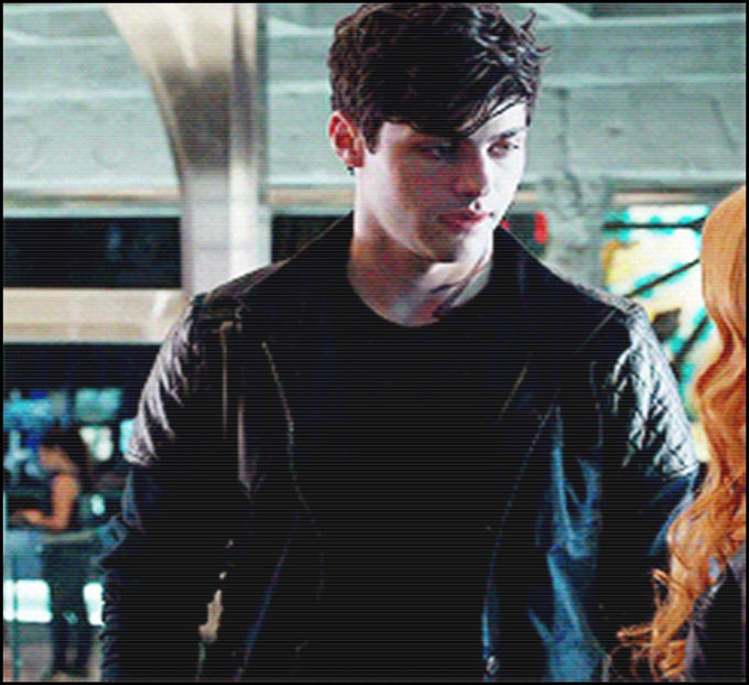 — Nici măcar nu zăbovesc în a o analiza, atâta timp cât puteam simți privirea acesteia ce-ncerca - xE07xS01 haters gonna h a t e