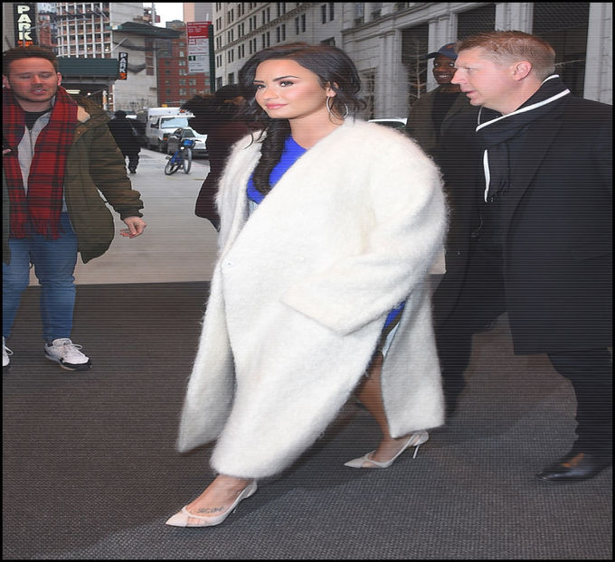 ― crescând... Nu aveam cum să intervin eu aici. Îmi verific telefonul odată ce primesc mesajul, - xE07xS01 haters gonna h a t e