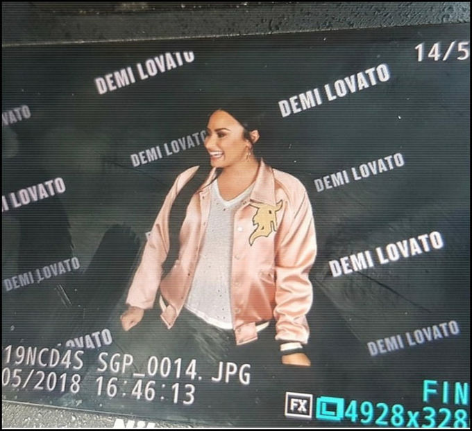 ― rostesc către acesta, trăgându-mi gluga hanoracului ceva mai bine, pentru a-mi ascunde - xE07xS01 haters gonna h a t e