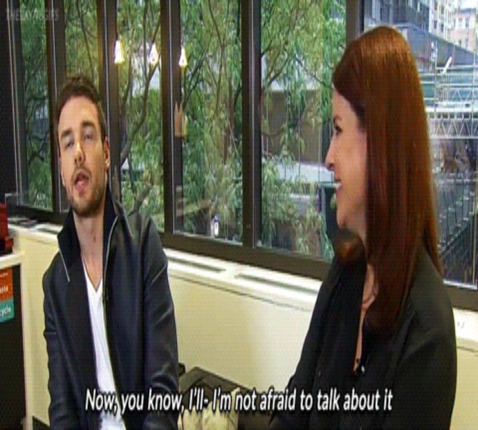 ― Păstrează o mână pe volan, pe când pe cea liberă și-o duce în dreptul inimii, preluând - xE07xS01 haters gonna h a t e