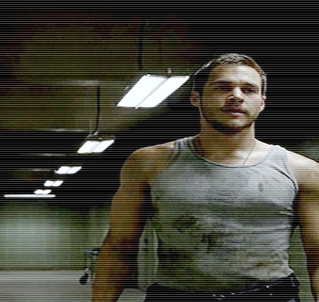 ━ # Avea mâinile pline cu sacoşi, îmbrăcat elegant în cămaşă că mergea la bunică-sa, o - S01E02 x Postcards from the Edge