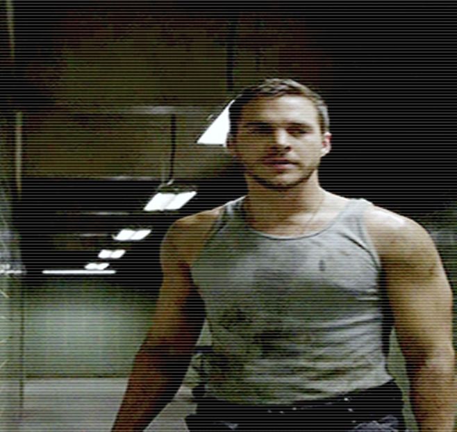 ━ Care semăna cu bunică-sa de-i îngheaţă venele de pe față. La câteva secunde își dă seama - S01E02 x Postcards from the Edge