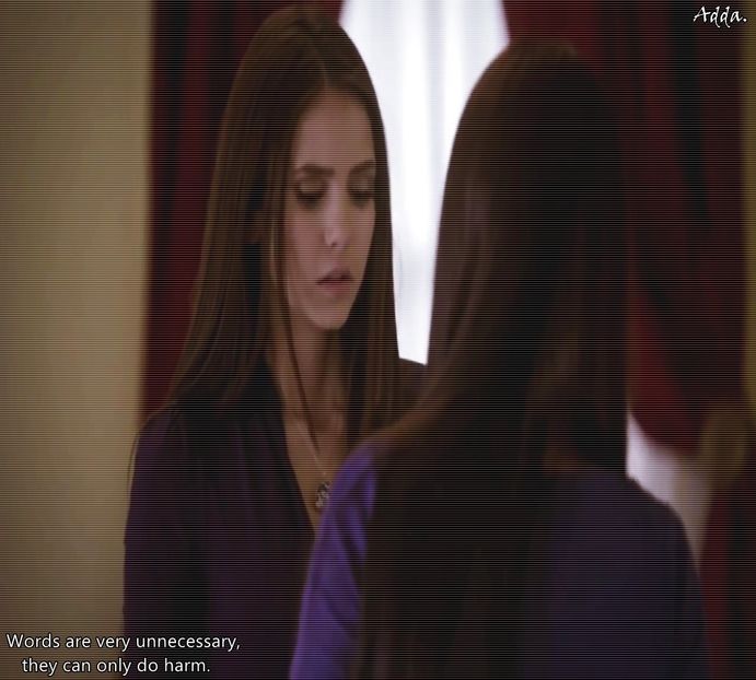 》mâna la gură. Se uită apoi la Damian. "Ochi de broască, ce delicatesă, i-auzi, Damiane, - S01E02 x Postcards from the Edge