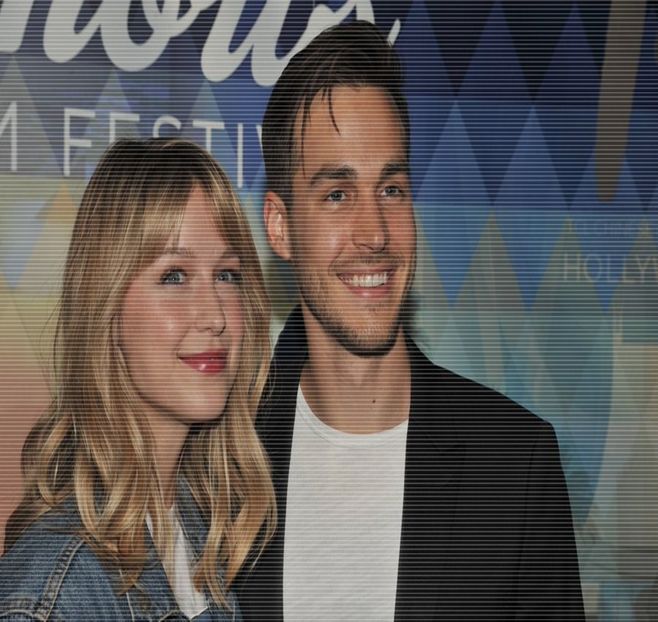 ━ Gura ei... =))))))).  # Se duce să ia sacoșele dp jos apoi o prinde de mână și merge cu ea - S01E02 x Postcards from the Edge