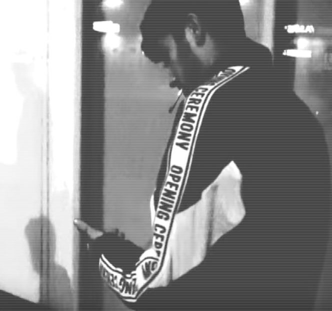 — În care, deşi o palmă îi revine peste ochii, prin frecare, eventual prinzându-şi piramida - 15 Strangers in passing casually